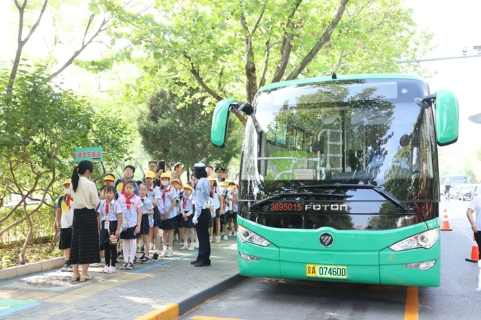 作為中國綠色客車創(chuàng)領者，福田歐輝行業(yè)首發(fā)、國內首創(chuàng)通學公交車，并聯(lián)手北京公交在北京市率先交付運營，形成中國首創(chuàng)的細分場景公交運營體系，用科技溫暖莘莘學子通學之路。