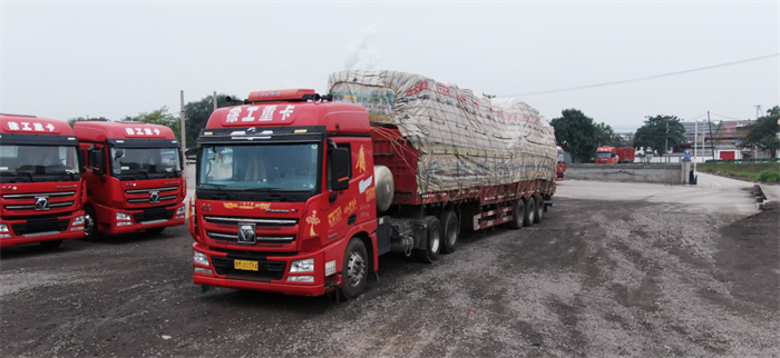 近日，徐工汽車營(yíng)銷公司前往山西運(yùn)城進(jìn)行最后一站的徐工漢風(fēng)標(biāo)桿客戶走訪活動(dòng)來(lái)自市場(chǎng)、服務(wù)、銷售等部門的成員組成走訪小隊(duì)，與標(biāo)桿客戶展開深入座談。