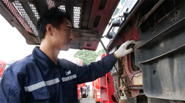 近日，徐工汽車營銷公司前往山西運城進行最后一站的徐工漢風標桿客戶走訪活動來自市場、服務、銷售等部門的成員組成走訪小隊，與標桿客戶展開深入座談。