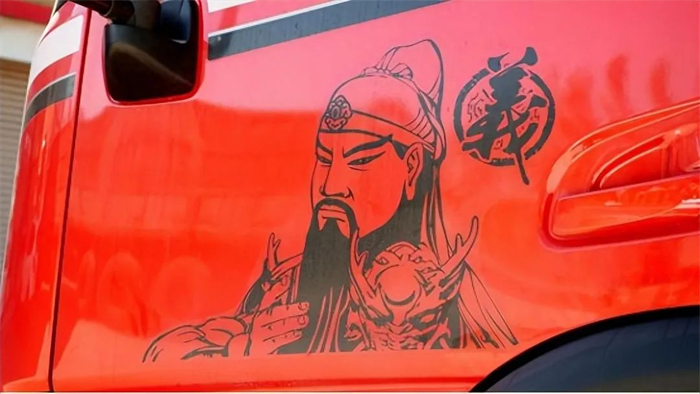 要說2023年的網(wǎng)紅車型，非大運重卡的V7H系列牽引車，無論是資源型運輸，還是綠通、普貨運輸，到處都有它的身影，特別是大運重卡的V7H燃?xì)鉅恳囉葹榛鸨?，甚至在北方部分地區(qū)已經(jīng)是一車難求。