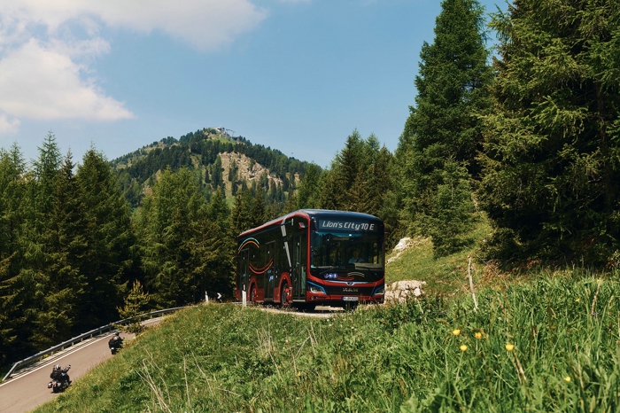 時(shí)隔四年，布魯塞爾客車展Busworld再次重磅回歸，曼恩商用車帶來(lái)了多款NEOPLAN創(chuàng)新型巴士及智能化車載服務(wù)，進(jìn)一步優(yōu)化道路運(yùn)輸解決方案。