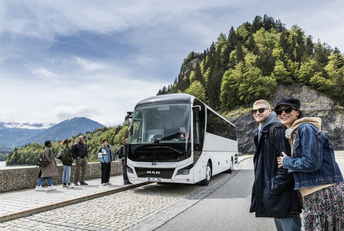 時(shí)隔四年，布魯塞爾客車(chē)展Busworld再次重磅回歸，曼恩商用車(chē)帶來(lái)了多款NEOPLAN創(chuàng)新型巴士及智能化車(chē)載服務(wù)，進(jìn)一步優(yōu)化道路運(yùn)輸解決方案。