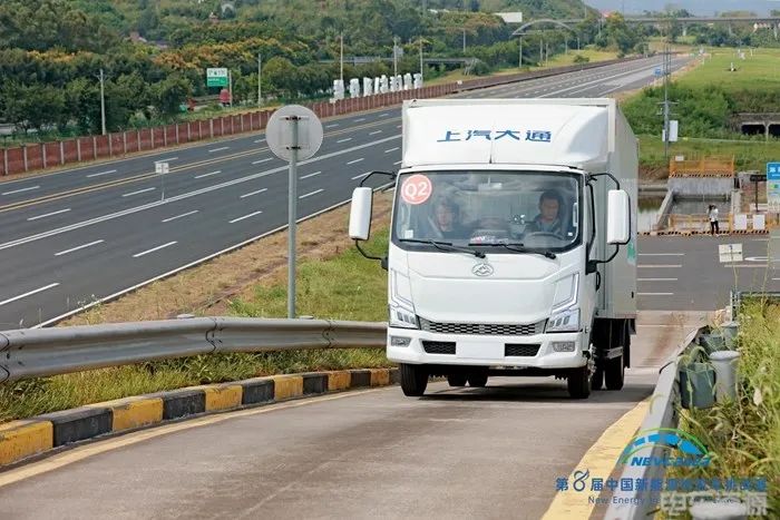 【第一商用車網 原創(chuàng)】4月份起，新能源輕卡市場接連創(chuàng)造月銷量新紀錄：4月份2424輛，5月份2755輛，6月份3884輛，7月份4359輛，8月份5279輛……9月份，新能源輕卡銷售6215輛，再次刷新了年內最高單月銷量。