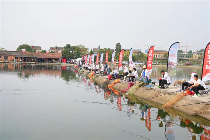 稻香麥浪，瓜果滿園，蟹肥魚(yú)鮮，金秋10月，正是以漁會(huì)友的好時(shí)節(jié)。10月14日，在萬(wàn)家田園垂釣農(nóng)場(chǎng)，江西五十鈴“2023這就是釣魚(yú)”南昌站圓滿收官，微風(fēng)拂面中，眾多皮卡垂釣愛(ài)好者駕駛D-MAX V-CROSS出發(fā)，開(kāi)啟充滿激情和挑戰(zhàn)的垂釣盛宴，全面揮桿競(jìng)技，以賽為媒，共享垂釣樂(lè)趣。