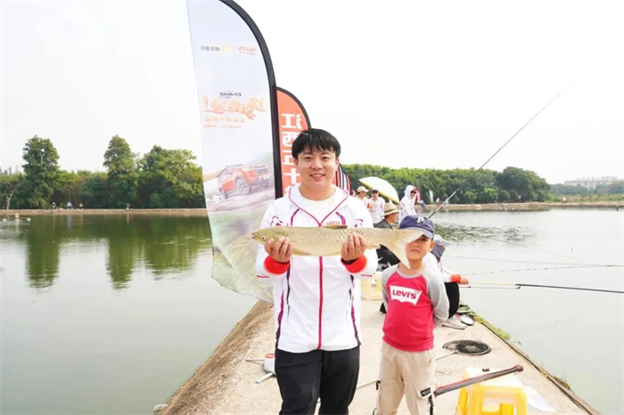 稻香麥浪，瓜果滿園，蟹肥魚鮮，金秋10月，正是以漁會友的好時節(jié)。10月14日，在萬家田園垂釣農(nóng)場，江西五十鈴“2023這就是釣魚”南昌站圓滿收官，微風(fēng)拂面中，眾多皮卡垂釣愛好者駕駛D-MAX V-CROSS出發(fā)，開啟充滿激情和挑戰(zhàn)的垂釣盛宴，全面揮桿競技，以賽為媒，共享垂釣樂趣。