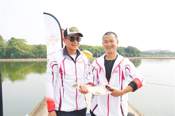 稻香麥浪，瓜果滿園，蟹肥魚(yú)鮮，金秋10月，正是以漁會(huì)友的好時(shí)節(jié)。10月14日，在萬(wàn)家田園垂釣農(nóng)場(chǎng)，江西五十鈴“2023這就是釣魚(yú)”南昌站圓滿收官，微風(fēng)拂面中，眾多皮卡垂釣愛(ài)好者駕駛D-MAX V-CROSS出發(fā)，開(kāi)啟充滿激情和挑戰(zhàn)的垂釣盛宴，全面揮桿競(jìng)技，以賽為媒，共享垂釣樂(lè)趣。