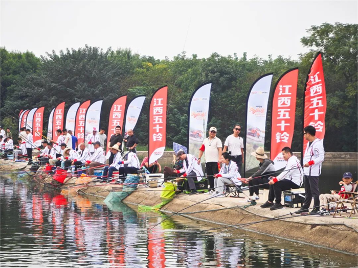 稻香麥浪，瓜果滿園，蟹肥魚鮮，金秋10月，正是以漁會友的好時節(jié)。10月14日，在萬家田園垂釣農(nóng)場，江西五十鈴“2023這就是釣魚”南昌站圓滿收官，微風(fēng)拂面中，眾多皮卡垂釣愛好者駕駛D-MAX V-CROSS出發(fā)，開啟充滿激情和挑戰(zhàn)的垂釣盛宴，全面揮桿競技，以賽為媒，共享垂釣樂趣。