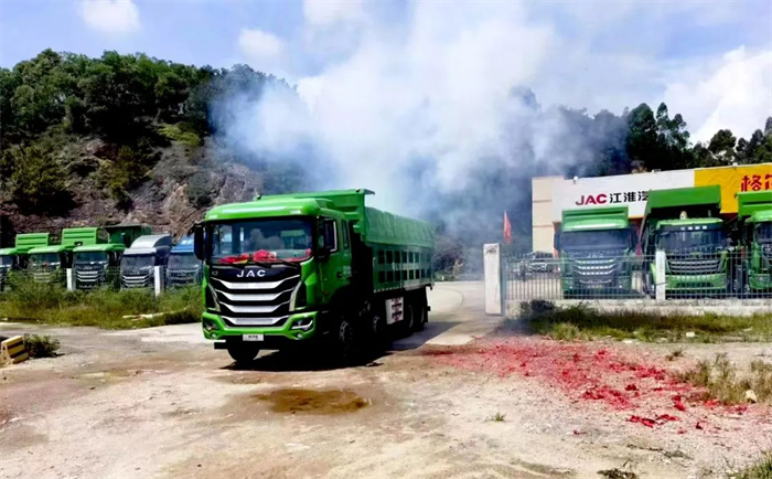 金九銀十運(yùn)輸季，熱火朝天交車(chē)忙。江淮重卡頻傳來(lái)自全國(guó)各地的交付捷報(bào)！