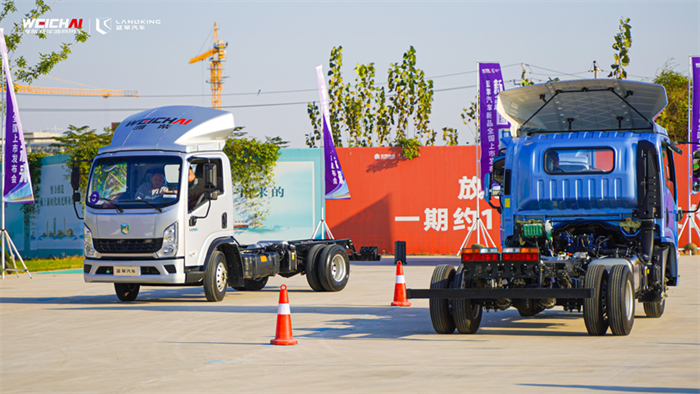 2023年10月20日，濰柴新能源藍擎汽車新品全國上市體驗之旅·鄭州站成功舉辦。包括藍擎·悅、藍擎·龍在內的系列新品重磅亮相，掀起現場陣陣熱潮，標志著濰柴新能源商用車在鄭州這一重要市場的扎根和壯大。