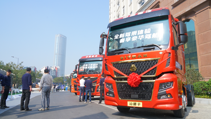 【第一商用車網(wǎng) 原創(chuàng)】“綜合來看，燃氣車對今年市場的沖擊還會持續(xù)，但要在這個競爭如此激烈的市場中，實現(xiàn)不斷引領(lǐng)，必須持續(xù)追蹤市場最新變化，并且始終需要謹慎應(yīng)對和不斷創(chuàng)新。”

