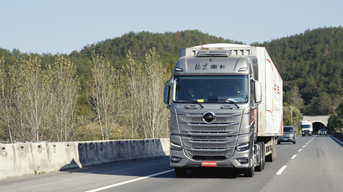 2023年11月8日，由商用汽車雜志社主辦的“2024中國(guó)年度卡車評(píng)測(cè)”結(jié)果在武漢正式揭曉。北京重卡憑借在智能節(jié)油、智能安全、悅己主義、私人定制等方面的突出表現(xiàn)榮獲“2024中國(guó)年度卡車(Chinese Truck of the Year 2024，簡(jiǎn)稱CTOY 2024)”大獎(jiǎng)。