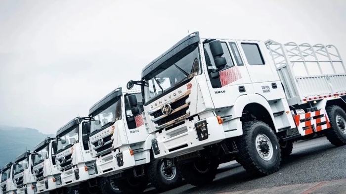 近日，上汽紅巖沙漠越野車批量交付給油田客戶，為油田客戶的野外勘探作業(yè)貢獻了一份可靠的力量。這些車輛不僅具備強大的越野性能，還擁有卓越的沙漠行駛能力和穩(wěn)定的可靠性，能夠滿足勘探人員在新疆復(fù)雜地形和惡劣環(huán)境下的駕駛需求。