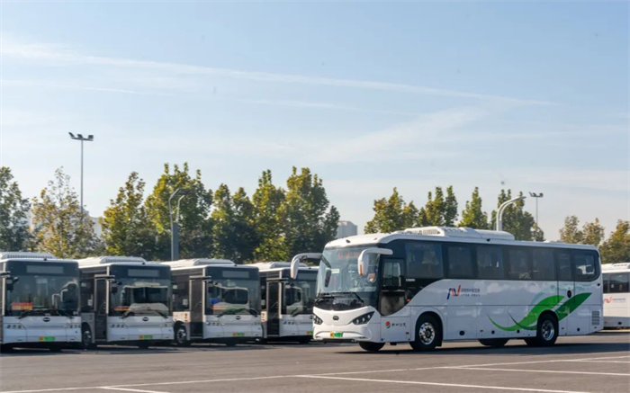 近日，100輛比亞迪純電動客車交付鄭州公交集團，并將在全國首個航空港經(jīng)濟發(fā)展先行區(qū)——鄭州航空港投入運營。比亞迪以領先科技助力航空港實現(xiàn)公交領域車輛全面新能源化，以綠色便捷公交推動當?shù)厣鷳B(tài)環(huán)境質量穩(wěn)定向好，添力“美麗鄭州”建設。