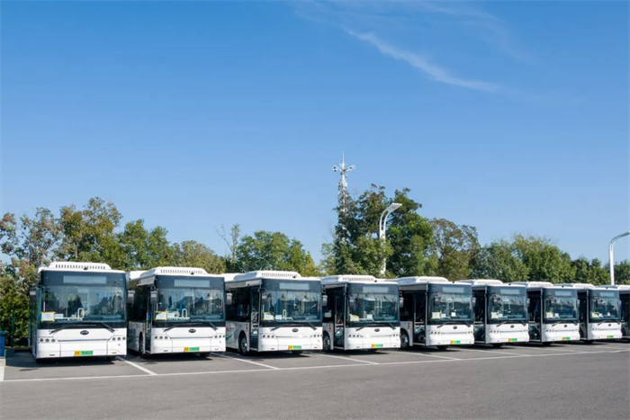 近日，100輛比亞迪純電動客車交付鄭州公交集團，并將在全國首個航空港經(jīng)濟發(fā)展先行區(qū)——鄭州航空港投入運營。比亞迪以領先科技助力航空港實現(xiàn)公交領域車輛全面新能源化，以綠色便捷公交推動當?shù)厣鷳B(tài)環(huán)境質量穩(wěn)定向好，添力“美麗鄭州”建設。