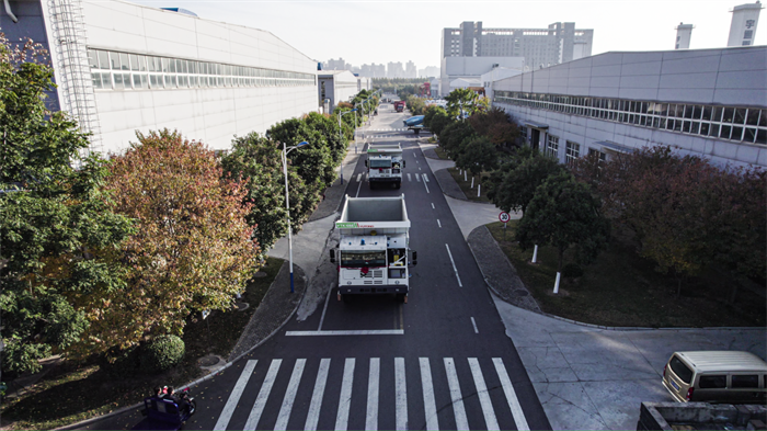 日前，首批宇通純電無人駕駛礦卡正式發(fā)運泰國，交付泰國最大的水泥企業(yè)，正式拉開了宇通純電無人駕駛礦卡闊步走向海外的序幕。這批車輛將為海外綠色智慧礦山建設注入強勁勢能，也再次為中國制造走向世界寫下生動的注腳。