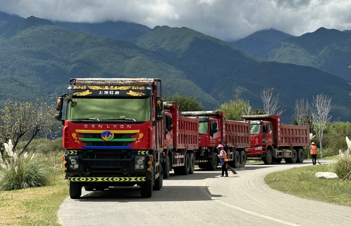 【第一商用車網(wǎng) 原創(chuàng)】2023年10月份，國(guó)內(nèi)重卡市場(chǎng)終端銷量較上月小幅下滑，但整體銷量仍保持5.5萬(wàn)輛以上水準(zhǔn)，同比增幅達(dá)到64%。2023年以來(lái)一直表現(xiàn)欠佳的重型自卸車市場(chǎng)， 10月份銷量也增長(zhǎng)了，但增幅僅有1%，堪堪保住了連增勢(shì)頭。