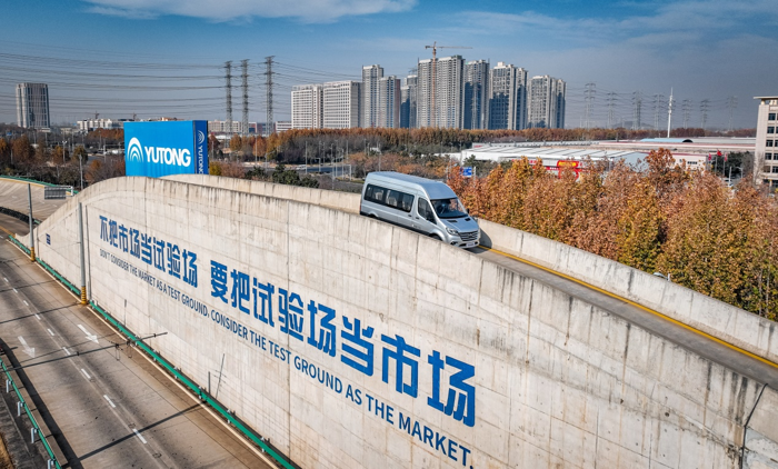 在客車市場中，由于輕客車型擁有較為廣泛的應(yīng)用場景和靈活的改裝空間，所以占據(jù)著較大的市場份額，并且競爭日益激烈。特別是近幾年來，隨著出行需求的變化，市場形態(tài)、應(yīng)用場景也隨之發(fā)生改變，輕客市場正面臨著產(chǎn)品在各個(gè)細(xì)分市場的重新定位。