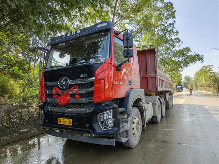 上汽紅巖杰虎H6 M10牽引車用高品質(zhì)的產(chǎn)品與服務(wù)，助力用戶實現(xiàn)更好的業(yè)務(wù)躍遷。