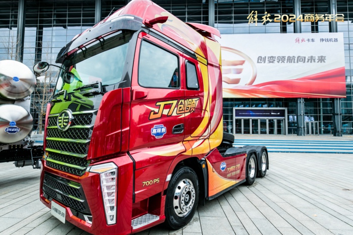 解放J7創(chuàng)領(lǐng)版700馬力牽引車(chē)3.jpg