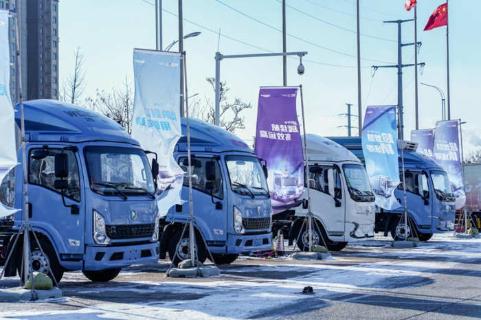 銀裝素裹瑞雪至，大地沉寂待春歸。2023年12月22-23日，山東省新能源汽車下鄉(xiāng)巡展活動(dòng)-煙臺(tái)萊陽(yáng)站拉開帷幕。此次巡展以新能源乘用車為主，濰柴新能源是此次活動(dòng)唯一的新能源商用車品牌，其攜帶龐大新能源車型陣容亮相，帶來(lái)一系列新能源商用車產(chǎn)品解決方案，藍(lán)擎·悅系列產(chǎn)品成為活動(dòng)一大亮點(diǎn)。