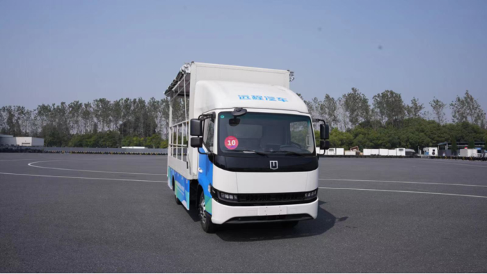 遠程新能源商用車推出了星智H8M醇氫電動輕卡，憑借低成本長續(xù)航的優(yōu)勢，迅速贏得了用戶青睞和市場口碑。遠程星智H8M醇氫電動輕卡的內飾以及車輛智能配置，強悍的續(xù)航能力，輕量化的優(yōu)勢，大大提高了用戶體驗，使這款產品極具競爭力。