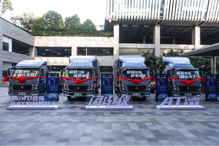 第七屆“尋找車極限”年度評選活動在北京圓滿舉辦，中國重汽以不凡產(chǎn)品力創(chuàng)造三項行業(yè)巔峰，中國重汽汕德卡C9H榮獲“重卡高效之王”、中國重汽豪沃MAX燃?xì)鉅恳嚇s獲“燃?xì)庵乜ㄙ嶅X之王”、HOWO統(tǒng)帥AT自動擋輕卡榮獲“輕卡智慧之王”。