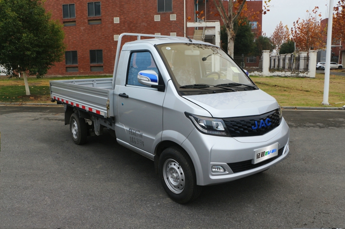 江淮汽車深刻洞察末端物流場景，推出征程EV-W1純電大微卡，滿足蔬菜水果、五金建材、日用百貨、快遞快運(yùn)、服裝批發(fā)、城市搬家等等諸多應(yīng)用場景，為用戶不斷帶來更多元化、更優(yōu)質(zhì)的新選擇。