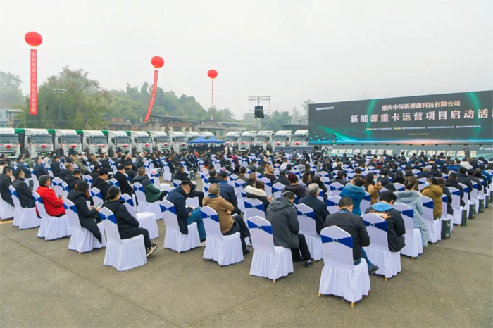 近日，“賦能綠色交通發(fā)展 打造換電城市典范” 徐工汽車開門紅盛典在重慶永川區(qū)熱情啟幕?；顒?dòng)現(xiàn)場，百臺徐工新能源重卡火速集結(jié)，當(dāng)?shù)卣I(lǐng)導(dǎo)，客戶及徐工汽車代表出席活動(dòng)。