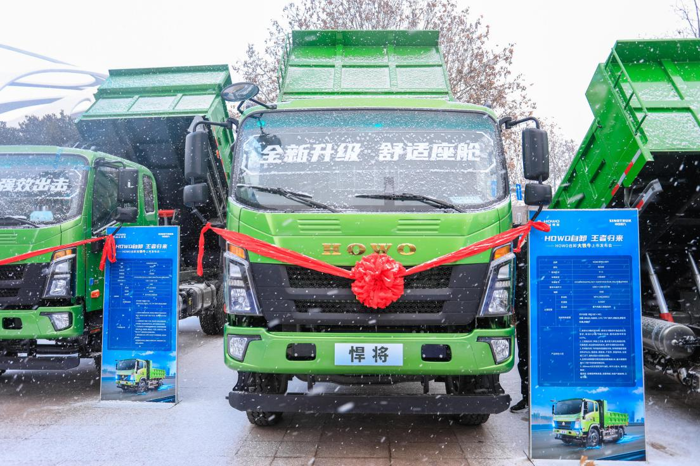 自卸車作為城市建設的主力運輸裝備，其可靠性與出勤率是影響城市基建效率的重要因素。1月22日，“HOWO自卸 王者歸來——HOWO自卸大鐵牛上市發(fā)布會”在山東青島圓滿舉辦，全新亮相的HOWO自卸大鐵牛延續(xù)豪沃重卡自卸創(chuàng)富基因，具備更強勁、更可靠、更舒適、更貼心的產品特質，將為城建運輸貢獻可靠力量。 