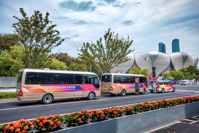 2023年，中國(guó)汽車產(chǎn)銷量首次邁上3000萬輛臺(tái)階，汽車強(qiáng)國(guó)的巨幅畫卷正在徐徐鋪展。回望這一年，中國(guó)汽車格局發(fā)生了巨大變化，新技術(shù)加速落地，新產(chǎn)品花樣層出，掀起了新一輪市場(chǎng)競(jìng)爭(zhēng)的序幕。