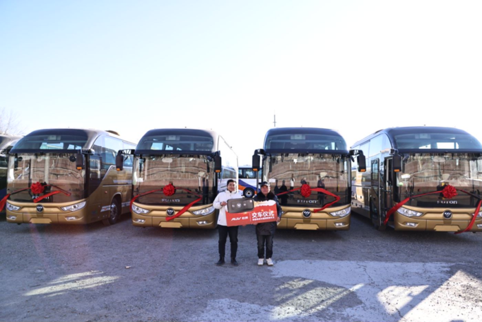 近日，樂清暢捷 & 福田歐輝批量旅游客車交付儀式在北京舉行。福田歐輝向樂清暢捷旅游客運有限公司批量交付BJ6132旅游大巴，彰顯了福田歐輝品智客車的強大競爭優(yōu)勢。