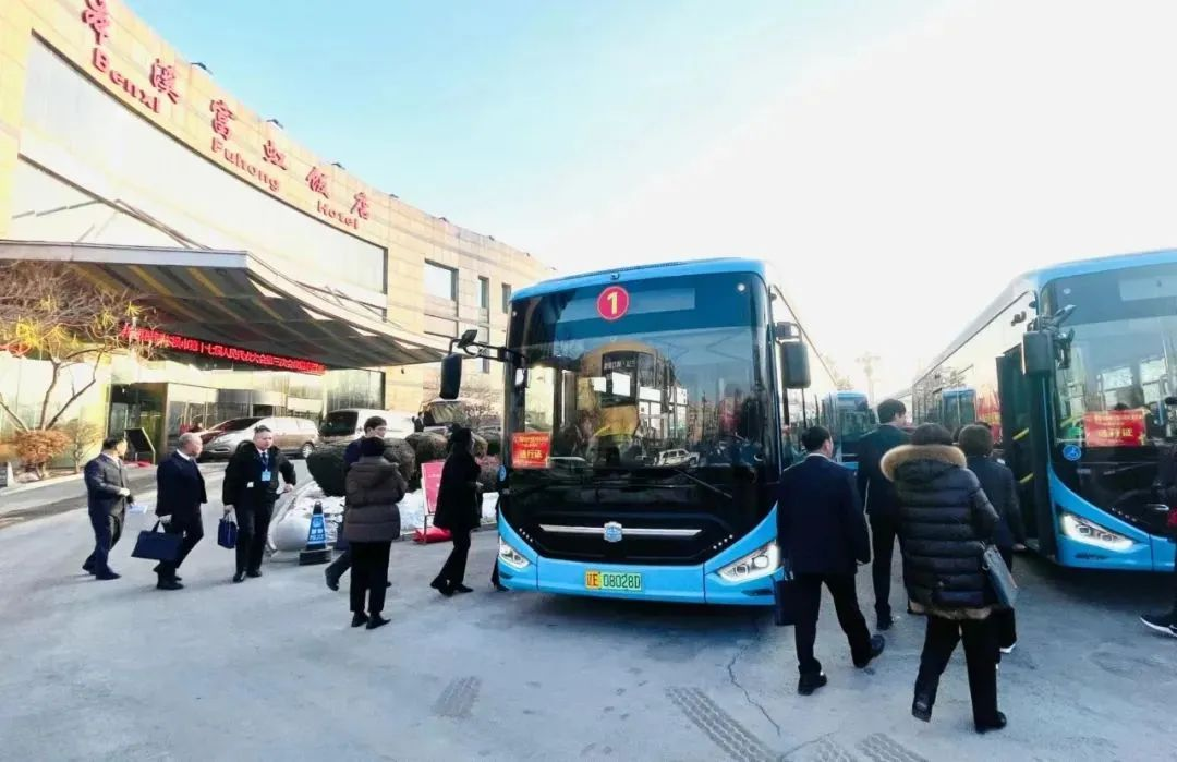 近日，45輛中通純電動客車在遼寧本溪正式上線運營，助力本溪市公交系統(tǒng)率先達到省內(nèi)年度更新新能源和清潔能源公交車輛100%的總體目標要求，實現(xiàn)了清潔能源公交車全域覆蓋。