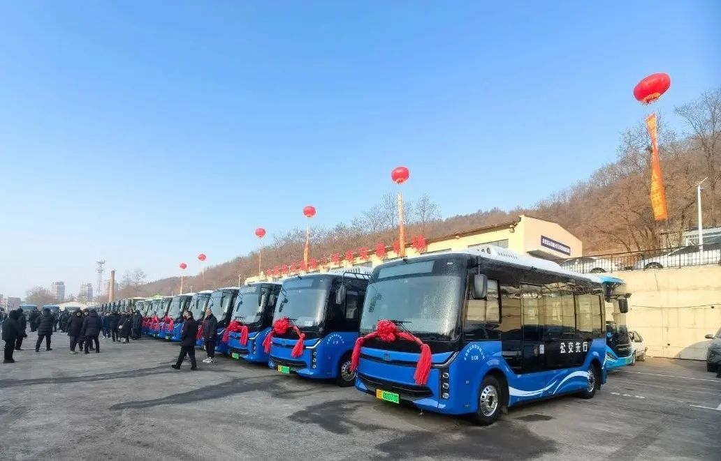 近日，45輛中通純電動客車在遼寧本溪正式上線運營，助力本溪市公交系統(tǒng)率先達到省內(nèi)年度更新新能源和清潔能源公交車輛100%的總體目標要求，實現(xiàn)了清潔能源公交車全域覆蓋。