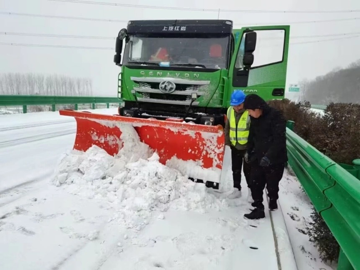 近日，全國又迎來大范圍寒潮、低溫雨雪冰凍天氣，高速公路積雪嚴(yán)重，給交通運輸帶來了嚴(yán)峻挑戰(zhàn)。