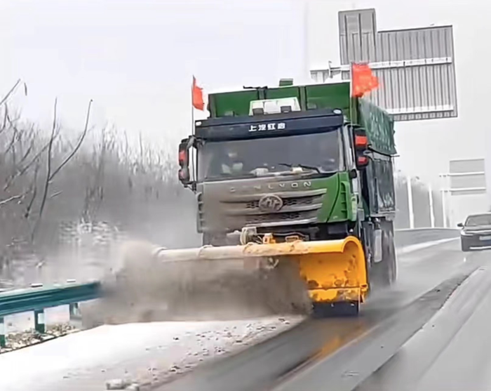 上汽紅巖除雪車積極參與道路救援2.png