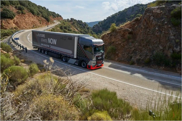 2024年首款限量版曼恩新款eTruck電動(dòng)卡車，一經(jīng)上市就已近乎售罄。迄今為止，已收到700份訂單及預(yù)購申請，其中大部分預(yù)訂車輛將于2025年在曼恩慕尼黑工廠啟動(dòng)大規(guī)模生產(chǎn)。屆時(shí)，依靠柴油和電池驅(qū)動(dòng)的曼恩混動(dòng)卡車，也將在同一裝配線上完成生產(chǎn)。曼恩還計(jì)劃到2030年，推動(dòng)一半的歐洲訂單產(chǎn)品實(shí)現(xiàn)電動(dòng)化轉(zhuǎn)型。