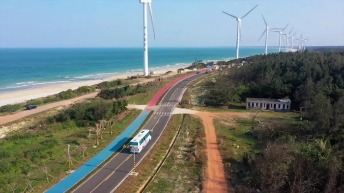 “你透過車窗看風(fēng)景，山川湖海也在看你”、“等風(fēng)來不如追風(fēng)去”、“我們出發(fā)了，海南環(huán)島公路旅行記”、“快來乘坐大巴去旅行”……2024，想去哪里旅游？不妨來一趟海南，體驗不一樣的旅行。2月21日，首條海南環(huán)島旅游公路觀光巴士專線的正式開通運營，在國內(nèi)掀起一番熱潮，吸引全國游客紛紛前往打卡。