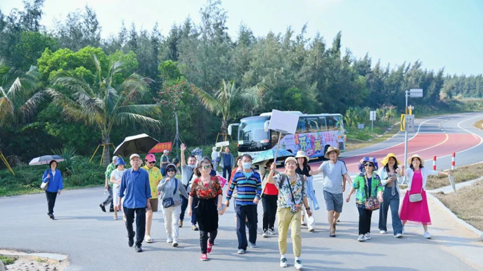 “你透過車窗看風(fēng)景，山川湖海也在看你”、“等風(fēng)來不如追風(fēng)去”、“我們出發(fā)了，海南環(huán)島公路旅行記”、“快來乘坐大巴去旅行”……2024，想去哪里旅游？不妨來一趟海南，體驗不一樣的旅行。2月21日，首條海南環(huán)島旅游公路觀光巴士專線的正式開通運(yùn)營，在國內(nèi)掀起一番熱潮，吸引全國游客紛紛前往打卡。