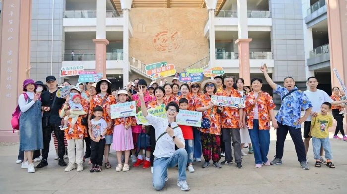 “你透過(guò)車(chē)窗看風(fēng)景，山川湖海也在看你”、“等風(fēng)來(lái)不如追風(fēng)去”、“我們出發(fā)了，海南環(huán)島公路旅行記”、“快來(lái)乘坐大巴去旅行”……2024，想去哪里旅游？不妨來(lái)一趟海南，體驗(yàn)不一樣的旅行。2月21日，首條海南環(huán)島旅游公路觀光巴士專(zhuān)線(xiàn)的正式開(kāi)通運(yùn)營(yíng)，在國(guó)內(nèi)掀起一番熱潮，吸引全國(guó)游客紛紛前往打卡。