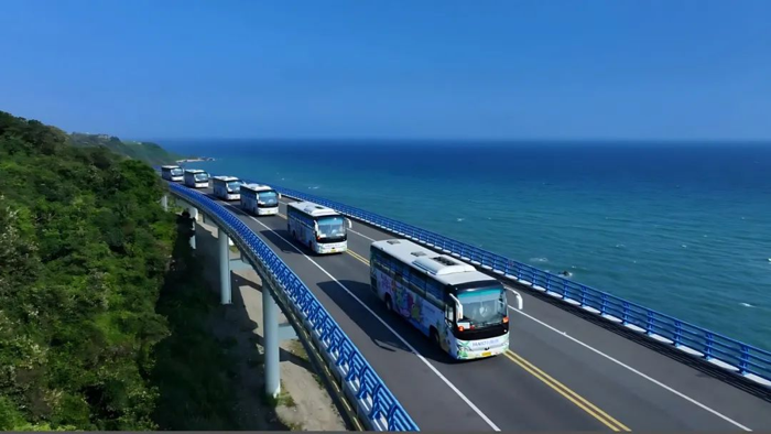 “你透過車窗看風(fēng)景，山川湖海也在看你”、“等風(fēng)來不如追風(fēng)去”、“我們出發(fā)了，海南環(huán)島公路旅行記”、“快來乘坐大巴去旅行”……2024，想去哪里旅游？不妨來一趟海南，體驗不一樣的旅行。2月21日，首條海南環(huán)島旅游公路觀光巴士專線的正式開通運(yùn)營，在國內(nèi)掀起一番熱潮，吸引全國游客紛紛前往打卡。