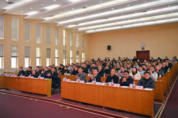 3月6日，東風(fēng)商用車有限公司召開干部大會。東風(fēng)汽車集團有限公司（以下簡稱東風(fēng)公司）董事長、黨委書記楊青出席會議并作重要講話，東風(fēng)公司總經(jīng)理助理、東風(fēng)商用車有限公司董事長周先鵬出席并主持會議，東風(fēng)商用車領(lǐng)導(dǎo)班子成員、職能部門高管、工廠/子公司主要負(fù)責(zé)人參加會議。