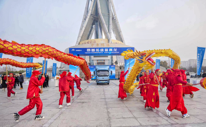 時(shí)代需要開拓者，更需要攀登精神。在新能源輕卡行業(yè)，宇通輕卡不斷帶領(lǐng)行業(yè)躍遷。3月11日，“昂首拓途鑒真龍” 挑戰(zhàn)吉尼斯世界紀(jì)錄活動(dòng)在鄭州舉行，宇通輕卡向電動(dòng)廂式輕卡單次滿電行駛最遠(yuǎn)距離發(fā)起挑戰(zhàn)。在吉尼斯認(rèn)證官的見證下，宇通輕卡創(chuàng)下一項(xiàng)全新的吉尼斯世界紀(jì)錄——電動(dòng)廂式輕卡單次滿電行駛520.46公里，平均一度電行駛4.098公里，成為行業(yè)首個(gè)以續(xù)航里程獲得吉尼斯世界紀(jì)錄認(rèn)證的新能源輕卡品牌。