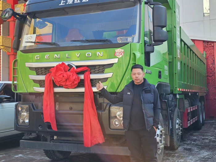 近日，春雷行動(dòng)主推車型之一的上汽紅巖杰獅C6自卸車批量交付哈爾濱用戶。進(jìn)入春季，哈爾濱及周邊工程陸續(xù)開(kāi)工，哈爾濱用戶為積極響應(yīng)《哈爾濱市城市品質(zhì)提升行動(dòng)方案》，急需選擇更加低碳環(huán)保的工程車，助力哈爾濱城市建設(shè)和砂石料運(yùn)輸。上汽紅巖積極應(yīng)對(duì)，強(qiáng)勢(shì)推出強(qiáng)勁動(dòng)力、輕量合規(guī)、更省油的工程運(yùn)營(yíng)場(chǎng)景全新力作，為用戶提供全生命周期服務(wù)。