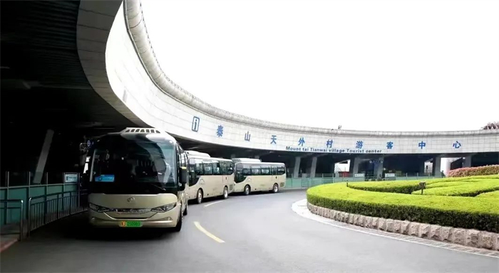 近日，中通客車新一批純電動景區(qū)定制客車成功交付泰山景區(qū)客運，再次推動了泰山景區(qū)客運交通定制化、電動化進程，為全國景區(qū)客運的轉型發(fā)展樹立了樣板工程。