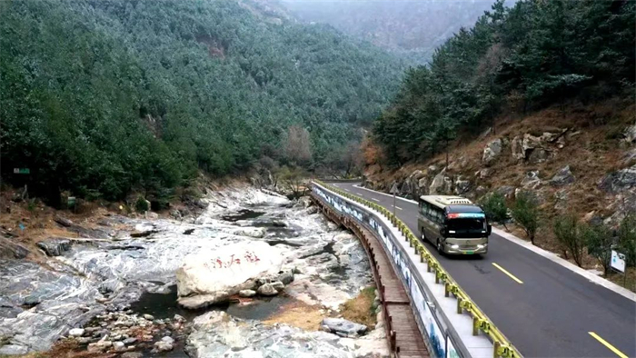 近日，中通客車新一批純電動景區(qū)定制客車成功交付泰山景區(qū)客運，再次推動了泰山景區(qū)客運交通定制化、電動化進程，為全國景區(qū)客運的轉型發(fā)展樹立了樣板工程。