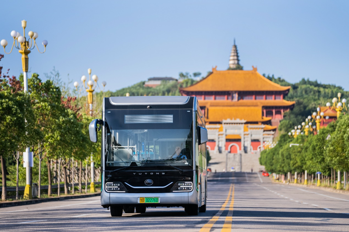 近日，由交通運(yùn)輸部科學(xué)研究院牽頭組織編制，宇通客車參與編寫的《城市出行即服務(wù)（MaaS）平臺(tái)建設(shè)指南》（以下簡(jiǎn)稱《Mass指南》）順利完成。作為客車行業(yè)中唯一參與《Mass指南》編寫的企業(yè)，宇通再次為提升交通運(yùn)輸公共服務(wù)水平、推動(dòng)綠色出行的可持續(xù)發(fā)展、以科技創(chuàng)新賦能城市交通轉(zhuǎn)型升級(jí)和以交通運(yùn)輸高質(zhì)量發(fā)展服務(wù)中國(guó)式現(xiàn)代化貢獻(xiàn)了宇通力量。