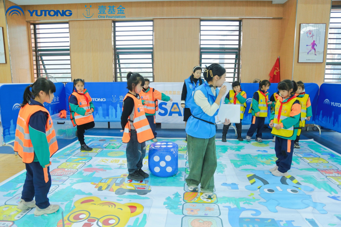 春暉漸濃，萬象更新。3月18日，在美麗的浙江杭州建德市航頭中心小學(xué)，2024宇通&壹基金兒童交通安全公益行迎來了第六周年的盛大啟航。來自杭州建德市的慈善機(jī)構(gòu)、教育局、學(xué)校、鎮(zhèn)政府等各支持單位的領(lǐng)導(dǎo)，以及熱心的志愿者和學(xué)生等百余人齊聚一堂，共同見證并參與這一愛心傳遞活動(dòng)。