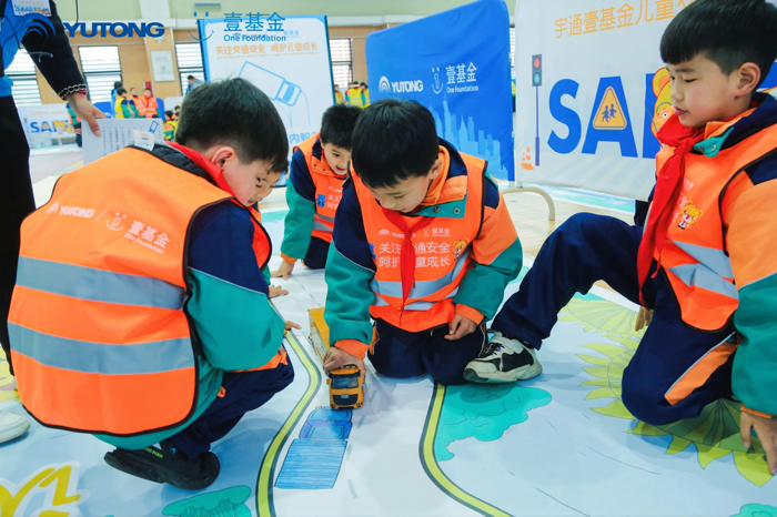 春暉漸濃，萬象更新。3月18日，在美麗的浙江杭州建德市航頭中心小學，2024宇通&壹基金兒童交通安全公益行迎來了第六周年的盛大啟航。來自杭州建德市的慈善機構(gòu)、教育局、學校、鎮(zhèn)政府等各支持單位的領導，以及熱心的志愿者和學生等百余人齊聚一堂，共同見證并參與這一愛心傳遞活動。