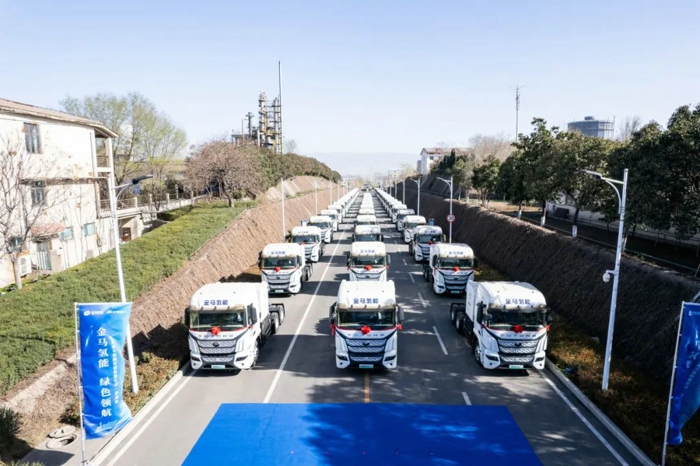 3月19日，“金馬氫能 綠色領航 ”宇通重卡百城萬客批量交付儀式在“豫北明珠”濟源市盛大舉行。