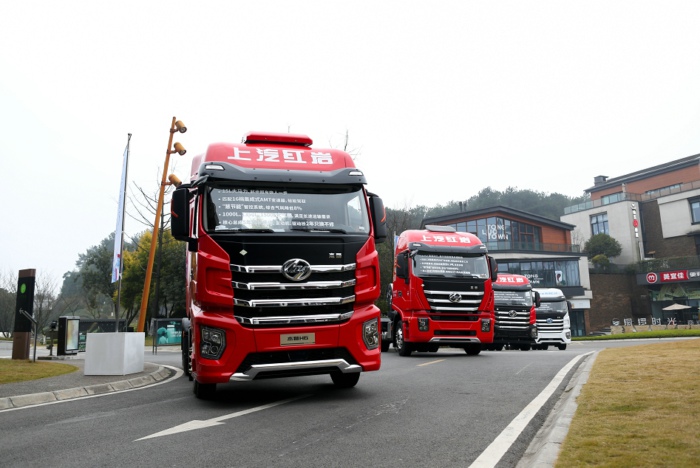 【第一商用車網(wǎng) 原創(chuàng)】2月份，國內(nèi)重卡市場終端需求繼續(xù)疲軟，加上春節(jié)假期影響，2月份重卡整體實(shí)銷僅有2.65萬輛，出現(xiàn)環(huán)比、同比雙降，牽引車市場也毫無疑問地同步出現(xiàn)下滑，牽引車市場長達(dá)13個月的連增勢頭也就此終結(jié)。